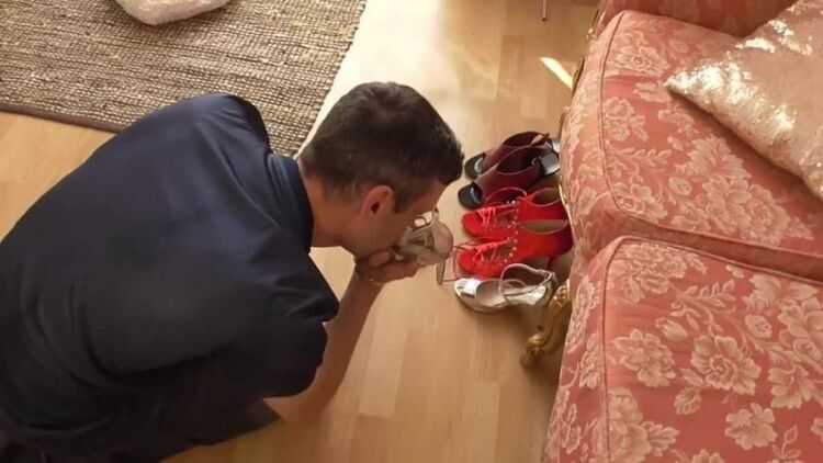 Mistress Eris - Shoe Sniffer Caught In The Act Face Trample Part 1 [Trampling, Shoe Worship, Foot Worship]