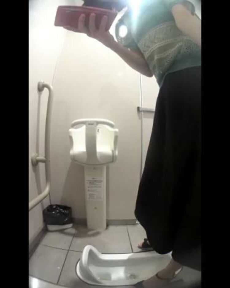 Voyeur Pissing Toilet – 15268975