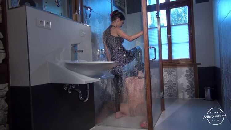 Kinkymistresses - Mistress Susi - Latex Worship in the Shower