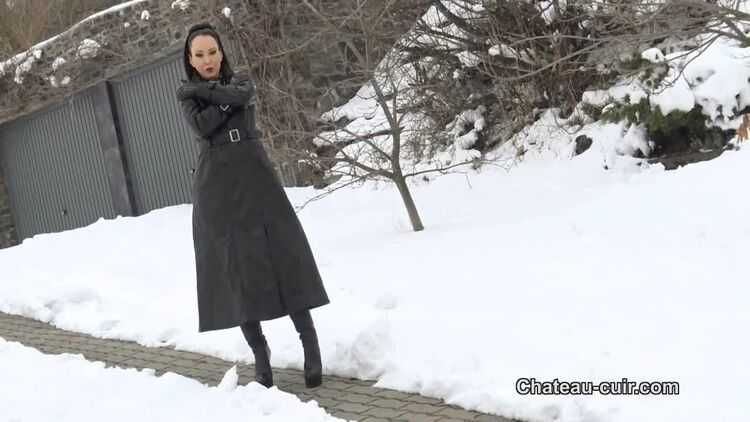 Chateau-Cuir - Leather tease in the snow