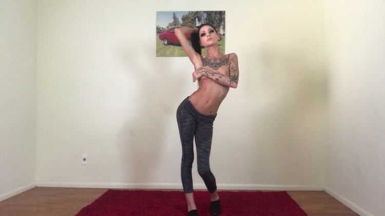 ManyVids presents KimberveilsAZ – Custom Catwalk In Yoga Pants (MOV, HD, 1280×720)