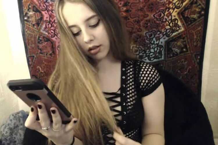 Femdom – Princess Violette – ignoring you while I text my friends and take selfies