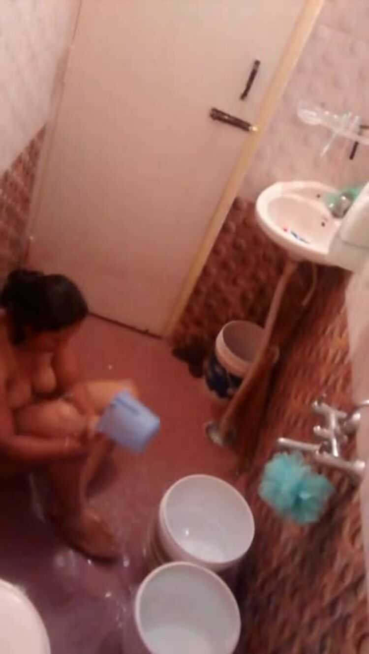 Next Door Bhabhi Shower MMS