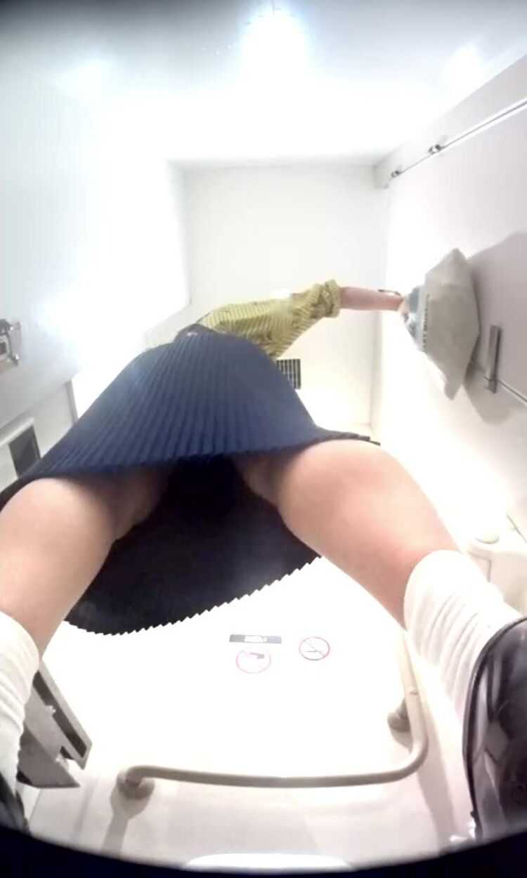 Voyeur Pissing Toilet – 15274329 (MP4, UltraHD/2K, 720×1200)