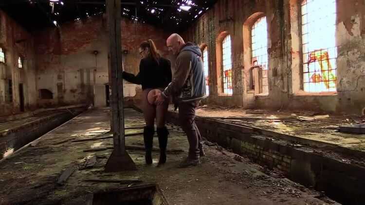 Milf blowing cock in abandoned building