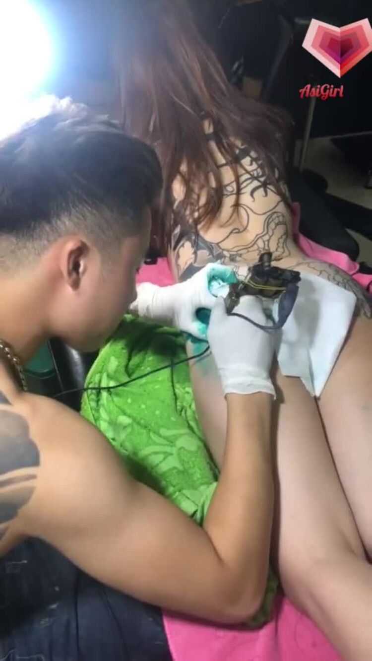 Beautiful Nude Asian Girl Gets Tatoo