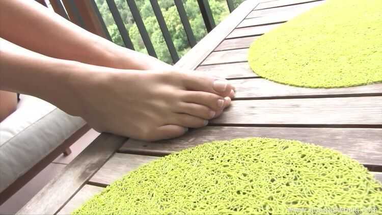 Feet – Noemis World – Tall girl barefoot on the terrace