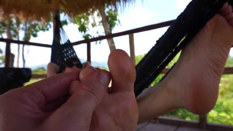 Toe spreading – The most chilled Oil Foot massage on a hammock