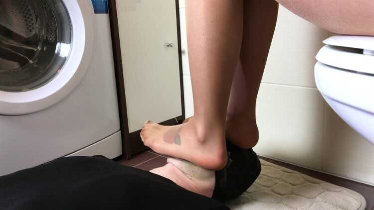 Foot worship – Dominant Femine – Olga – Make-up While Sitting On Toilet