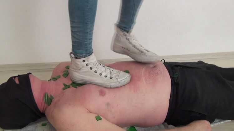 Brutal stomping – Foot Fetish Beauties – Sandy – Trampling on broken glass!