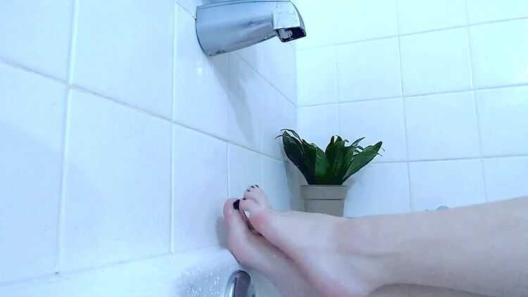 Legs – Venus Venerous – bathtub foot tease