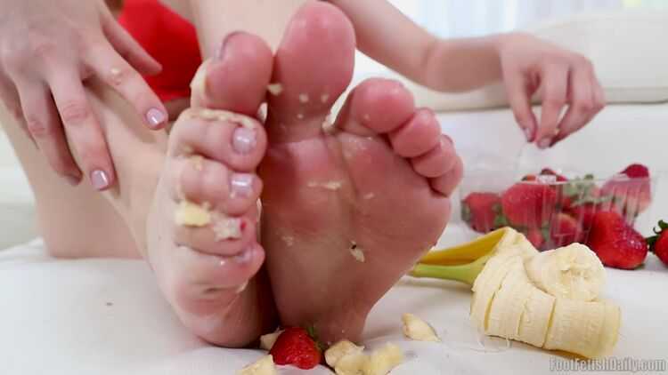 Toes fetish – Niki Snow Fruit Fetish