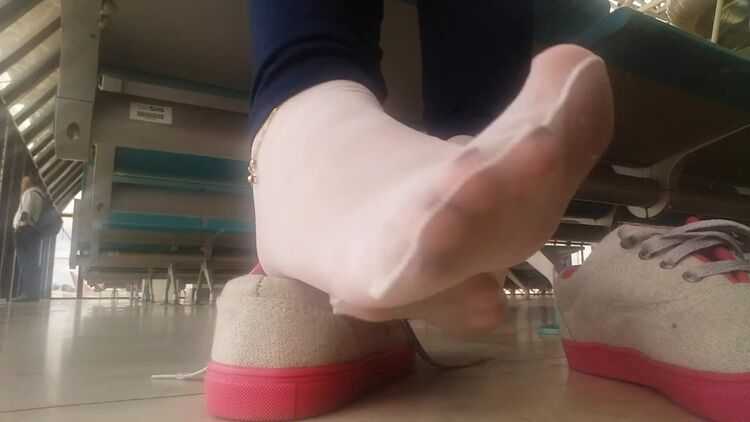 Shoes – Public Shoeplay – Latina Taking off nylon socks and Sneakers