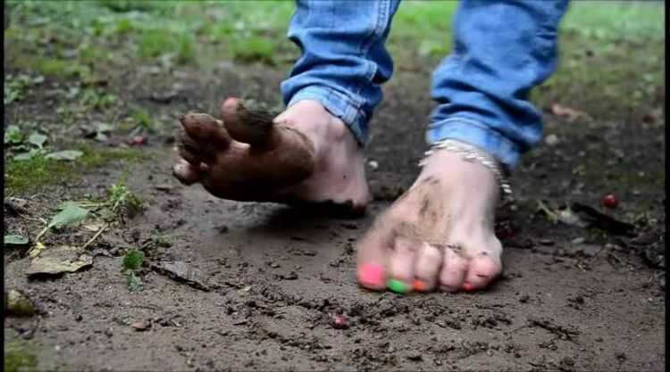 Stinky feet – Barefoot Urban Girls – RED-X barefoot in mud and icy water