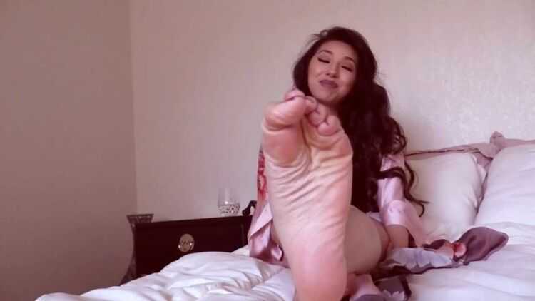 Empress Jennifer - A Cute Toes Quickie - Footworship