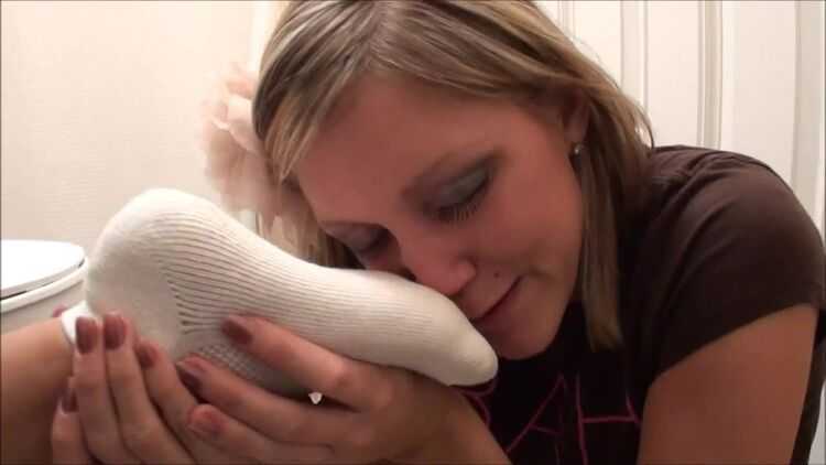 Stinky feet – First Time Foot Smellers – Smell My Feet While I Get Ready