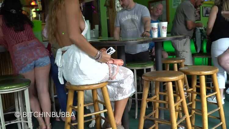 Candid sideboob vor at the bar