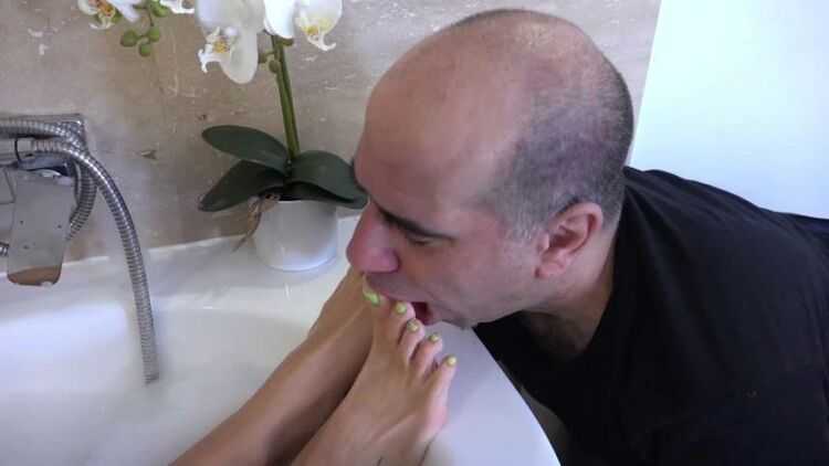 Rea Bratty Amazon - Bath Time - Real Life Foot Worship and Servitude - Foot Fetish