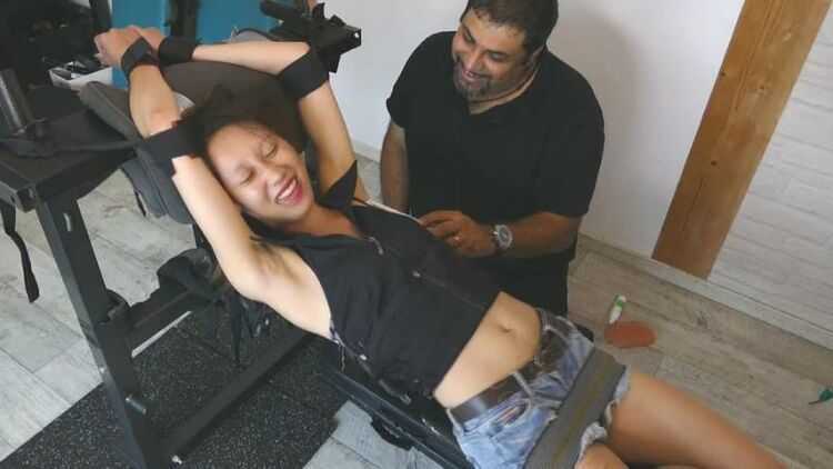 FrenchTickling – Ultimate Ticklish Hysteria With Asian Linh’s Upperbody