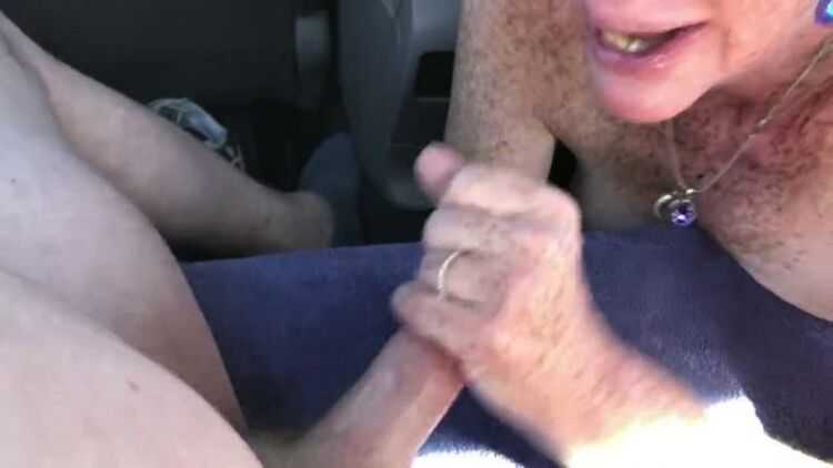 Granny does blowjob in the car and swallows