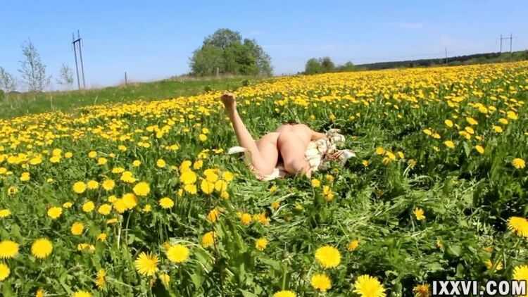 Real Home Shamelessness - Blowjob from a Stranger in the Field with Dandelions