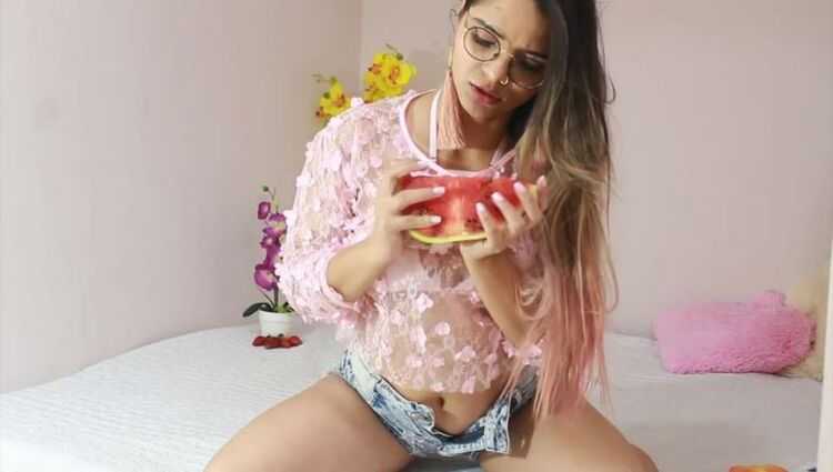 Isabellamout se pone sucia con sus frutas