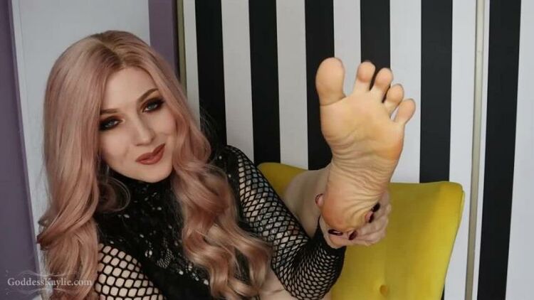 Goddess Kaylie – I’ll Use My Feet To Take All Your Money – Feet Dirty