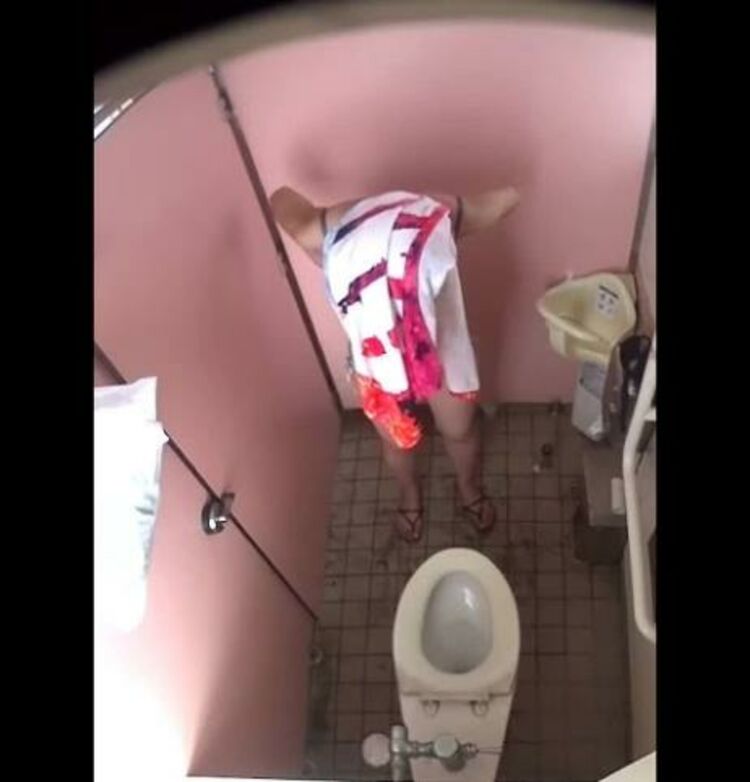 2 Camera Change clothes in the sea toilet 2