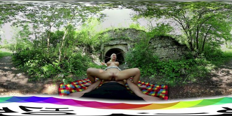 HoliVR - Natalie Cherie - Covert Picnic [UltraHD 2K 1920p]