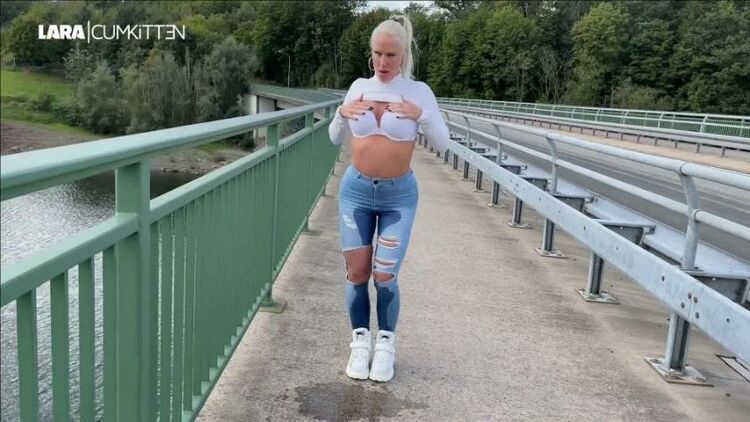 Lara-CumKitten - Public Jeans Piss Walk - NS Flut bis in die Schuhe