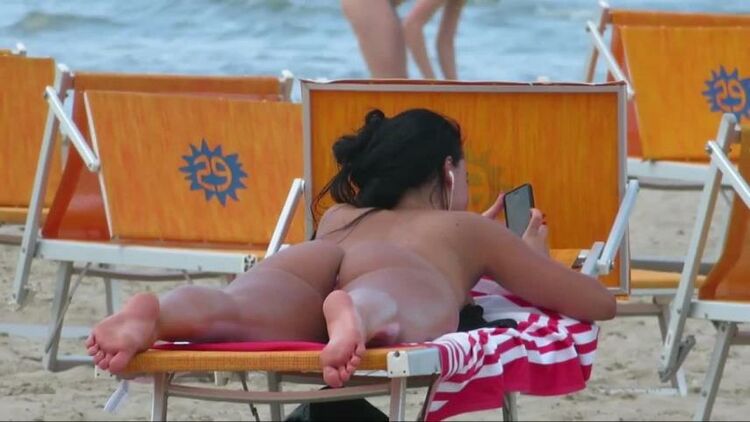 Exciting beach girl caught by voyeur