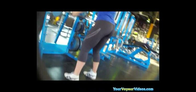 Sporty chick in the gym gets down bloused