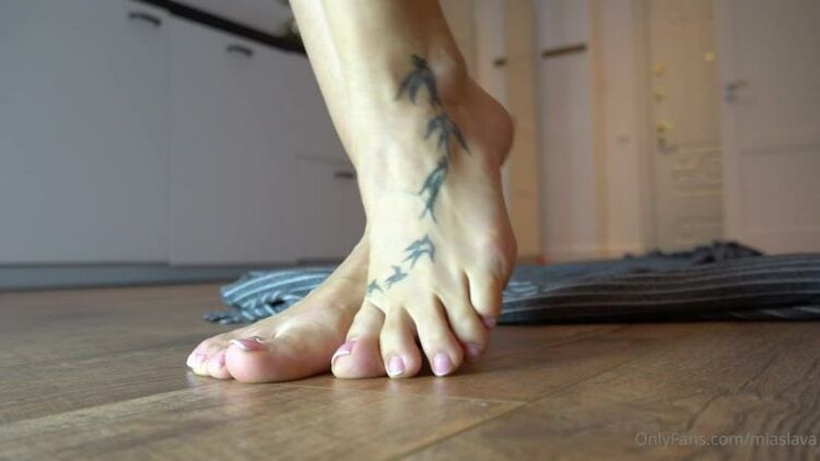 aliceredlips 10-05-2020 For all my feet admirers Aren t my feet and soles are