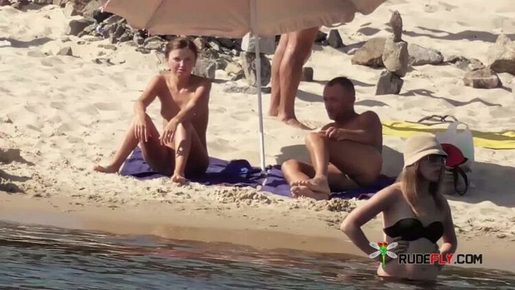 Heating up the plage by exposing her nude figure