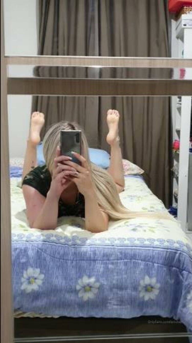 loirafeet 01-02-2020 Imagine you behind me on your knees licking these soles Imagina voc por tr s de mim de joe