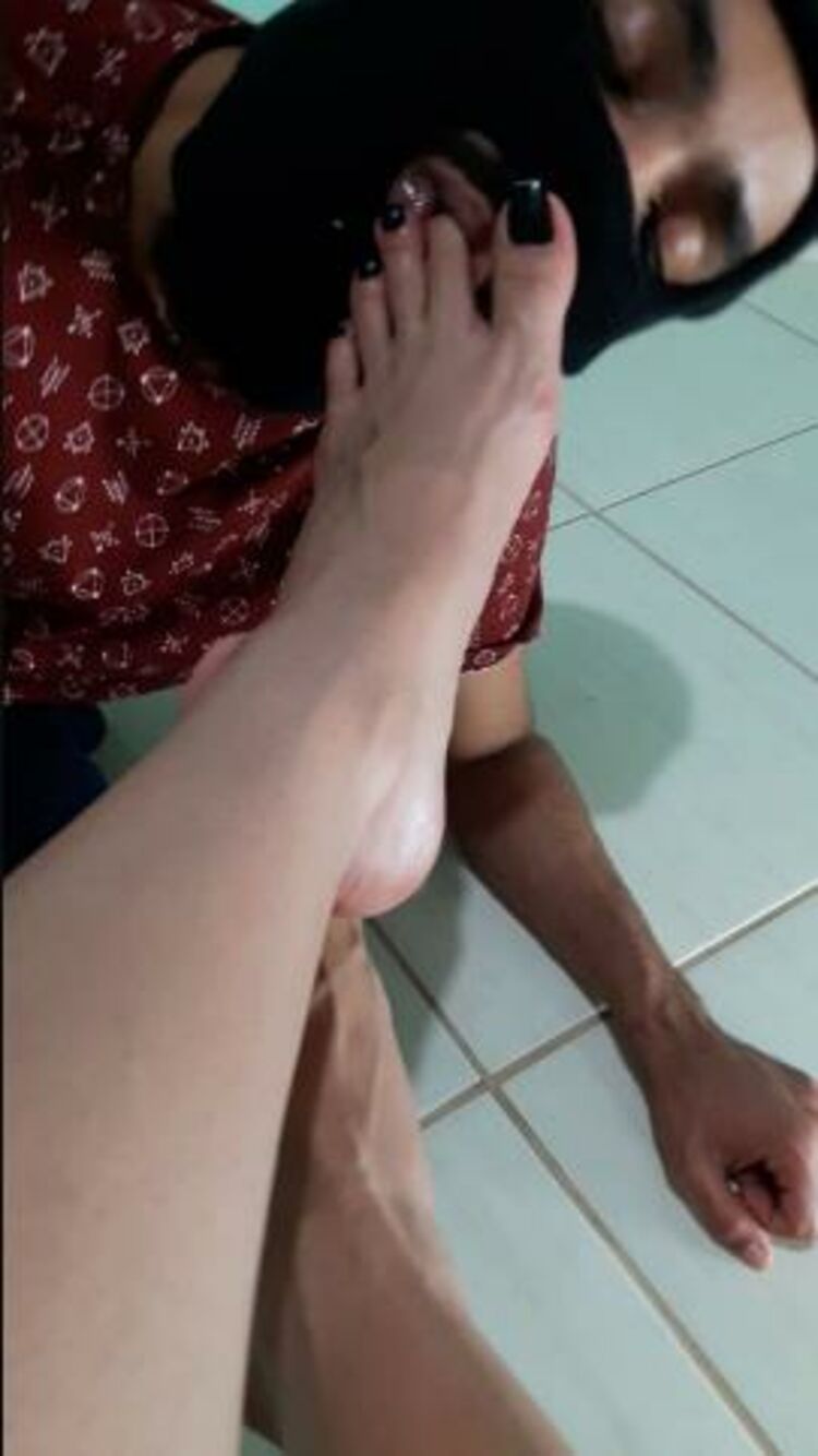 lolitafeet 27-10-2018 Sexy footworship toejob (black nails veiny feet) – 7 min