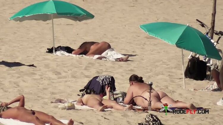 Naturist plage brings the best out of two hot girls