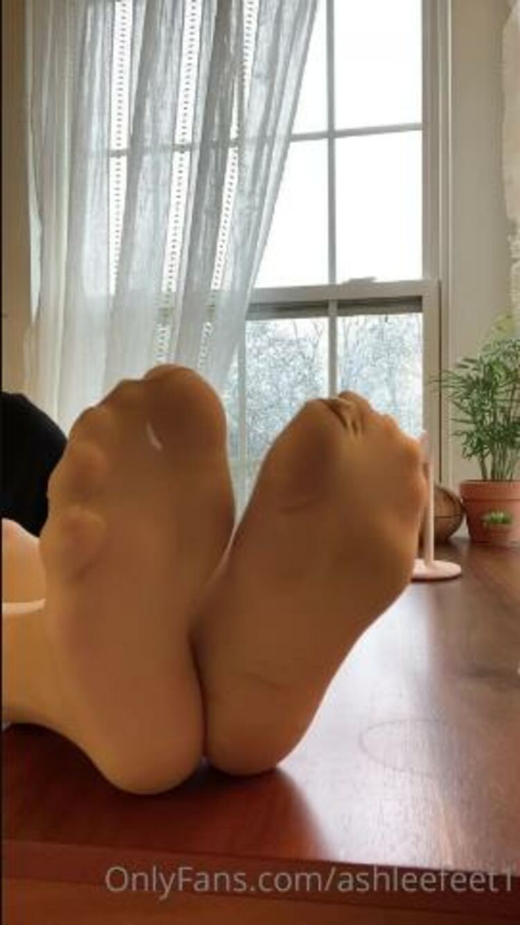 ashleefeet1 31-10-2020 Full nylon foot wiggle and toe spread video