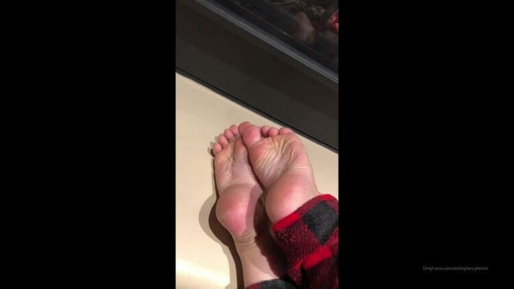 ashleyfancyfetish 5 min fancy feet by the fireplace close up Bet you wanna