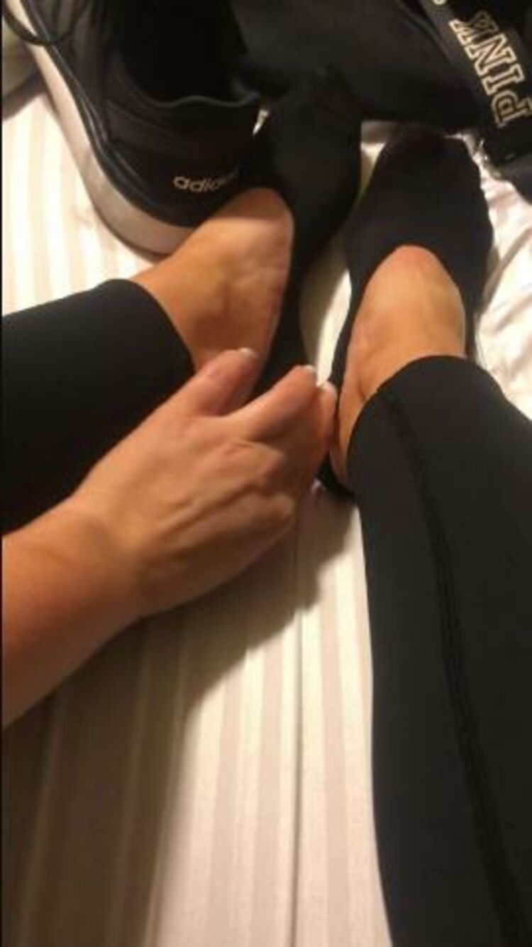 missroxanarae 11-05-2018-9450057-Sweaty gym feet