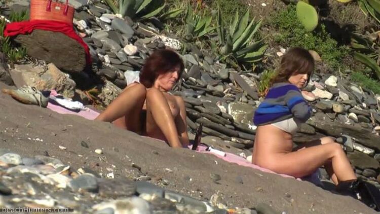 xxx clip 19 Girls on the beach