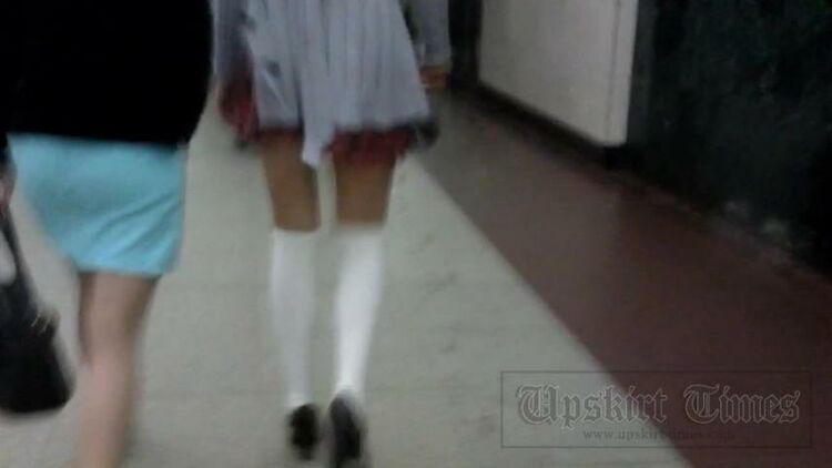 Upskirt-times.com- Ut 3560 Slim blonde in a short kilt. Our operator brazenly lifted her skirt and...