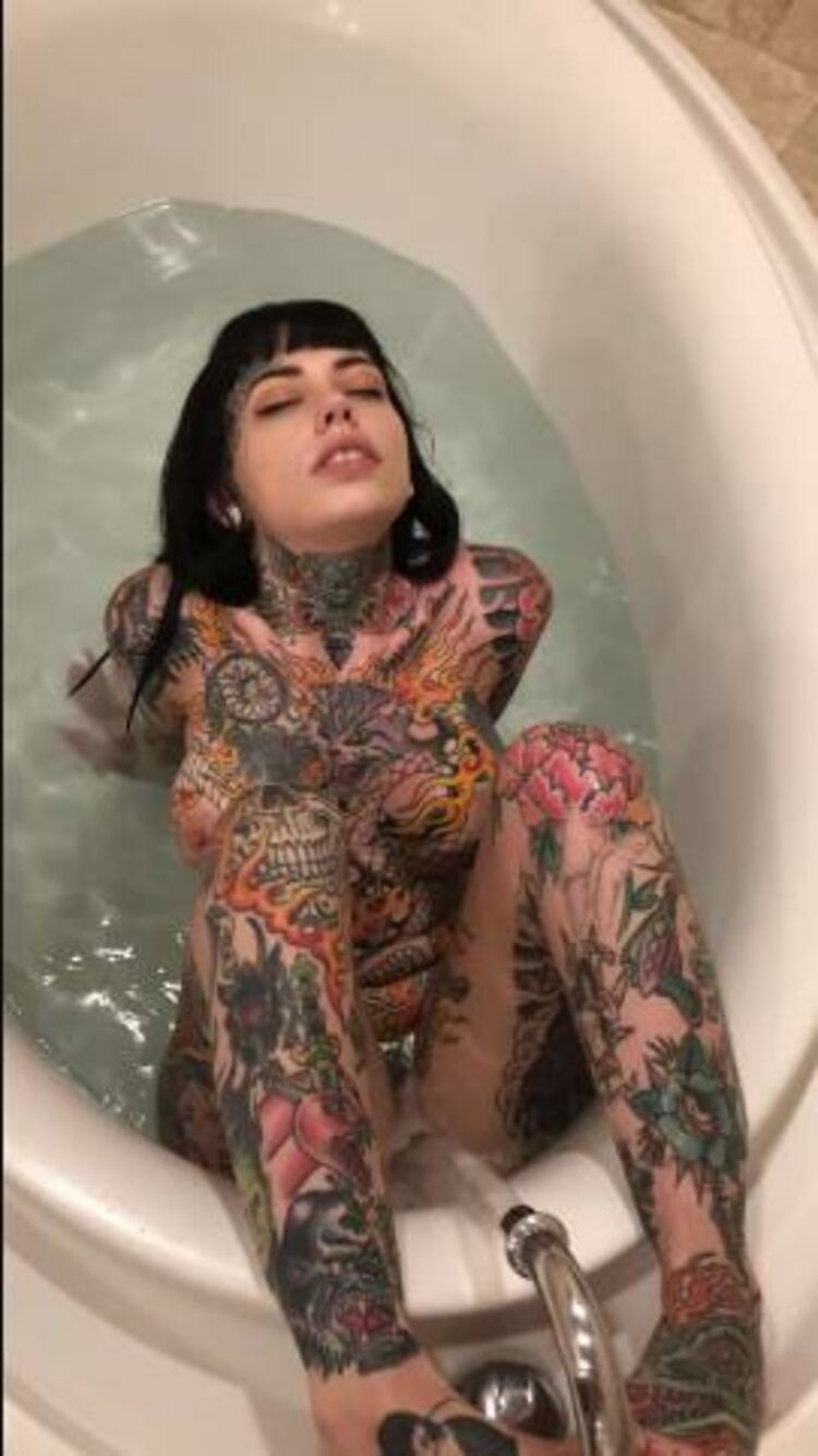 [ManyVids] - TigerLillySuicide - Masturbating in the tubmov (SiteRip – K2s)