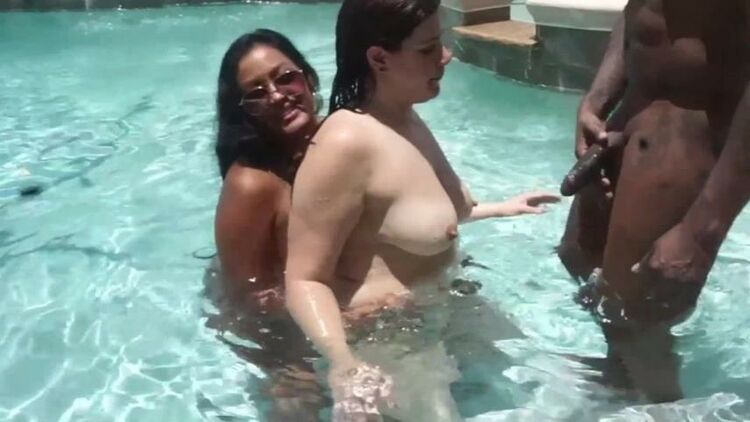 [MANYVIDS] - VICKIVERONAXXX - VickiVeronaXXX Poolside Shenanigans Bts At Teamvp (SiteRip – K2s)