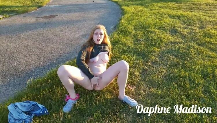 [ManyVids] - daphnemadison - FREE Redhead public nudity at the park (SiteRip – K2s)