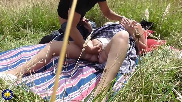 Mature.nl - Amy (EU) (53) - Naughty Milf Amy loves fucking and sucking in an open grass field [FullHD 1080p]