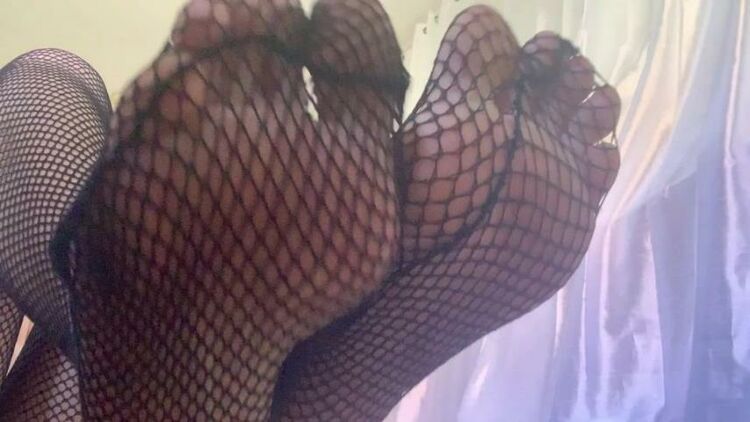 ManyVids - Nikki Luvs BBC - Spreading my Toes in Fishnet