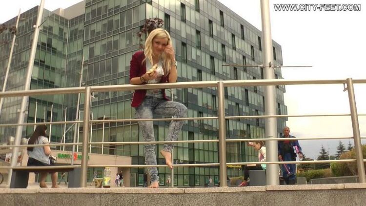 CityFeet – A barefoot blonde. Part 3.