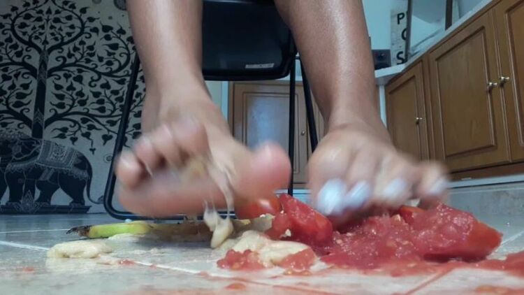 ManyVids - GoldenLace - Food crush with my big feet