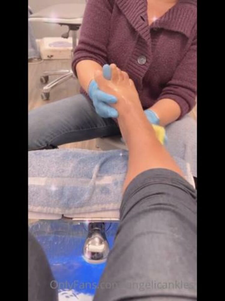 Onlyfans - Angelicankles - Just a little pedicure Vlog I loved the way she rub my soles and feet They are so soft right now - 14-01-2022